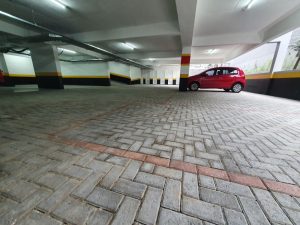 Foto de carro encima do piso instalado no estacionamento